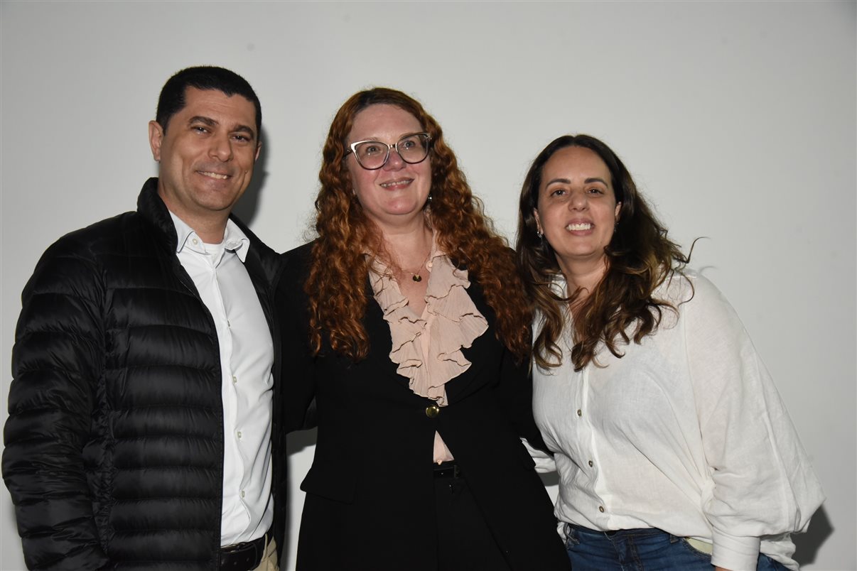 Carina Camara, da Embratur, entre André Lima e Marina Figueiredo, da Braztoa