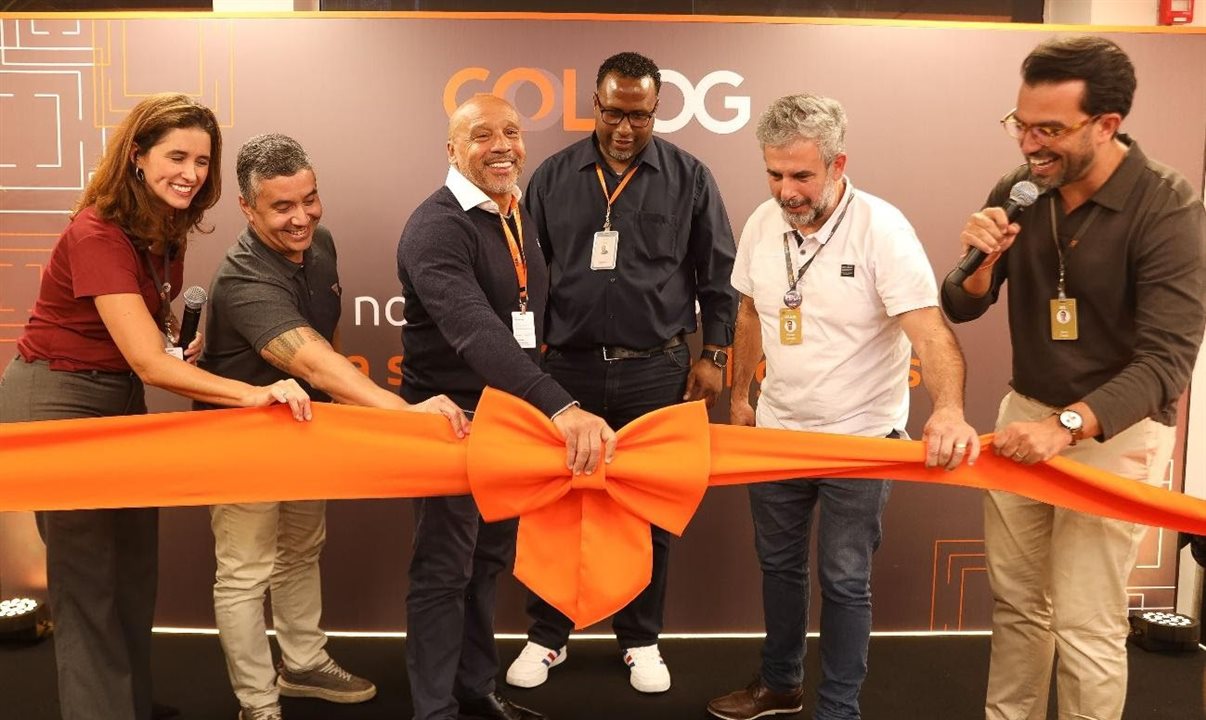 Patrícia Bello, diretora geral da Gollog, e Jean Nogueira, Chief People Officer (CPO) da Gol realizam corte de faixa na inauguração da nova loja em Congonhas