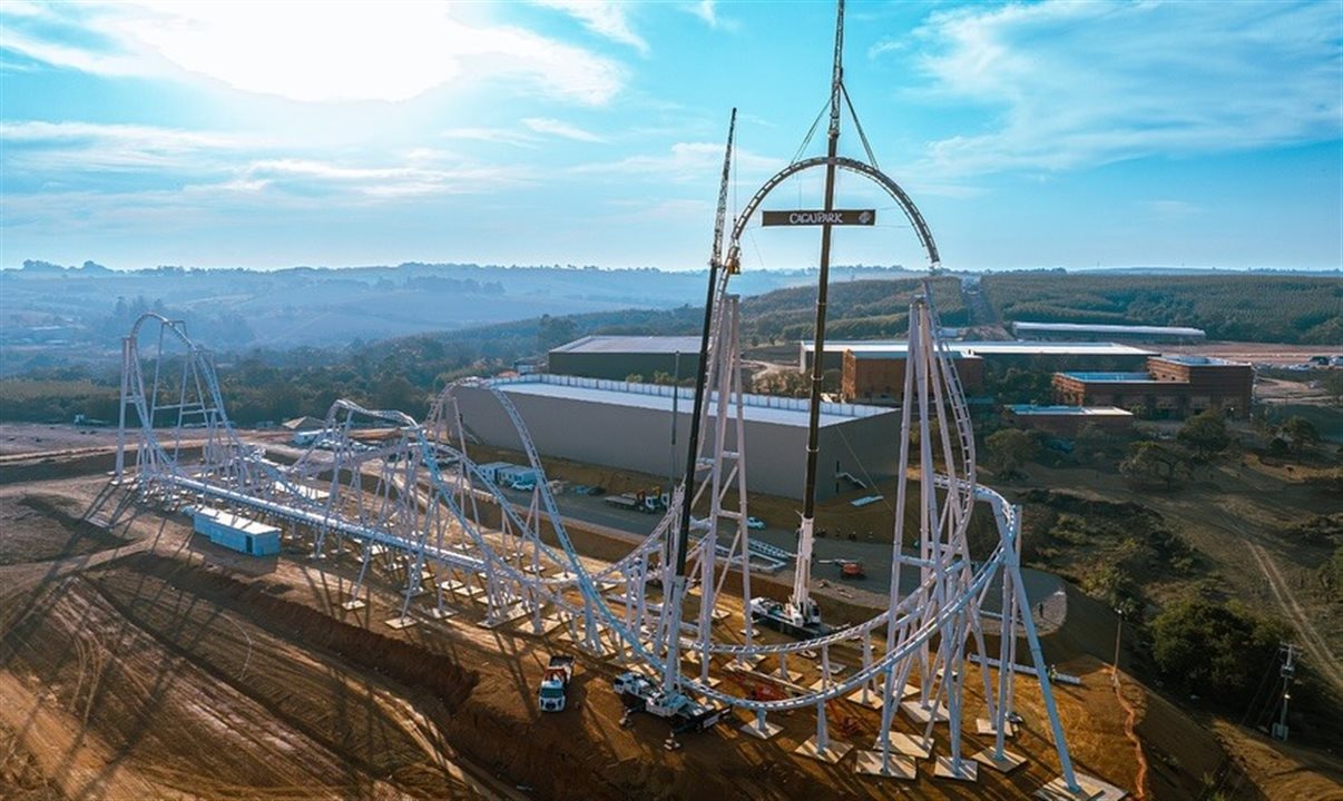 Com 55 metros de altura, a futura atração será uma das mais rápidas montanha-russas da América Latina