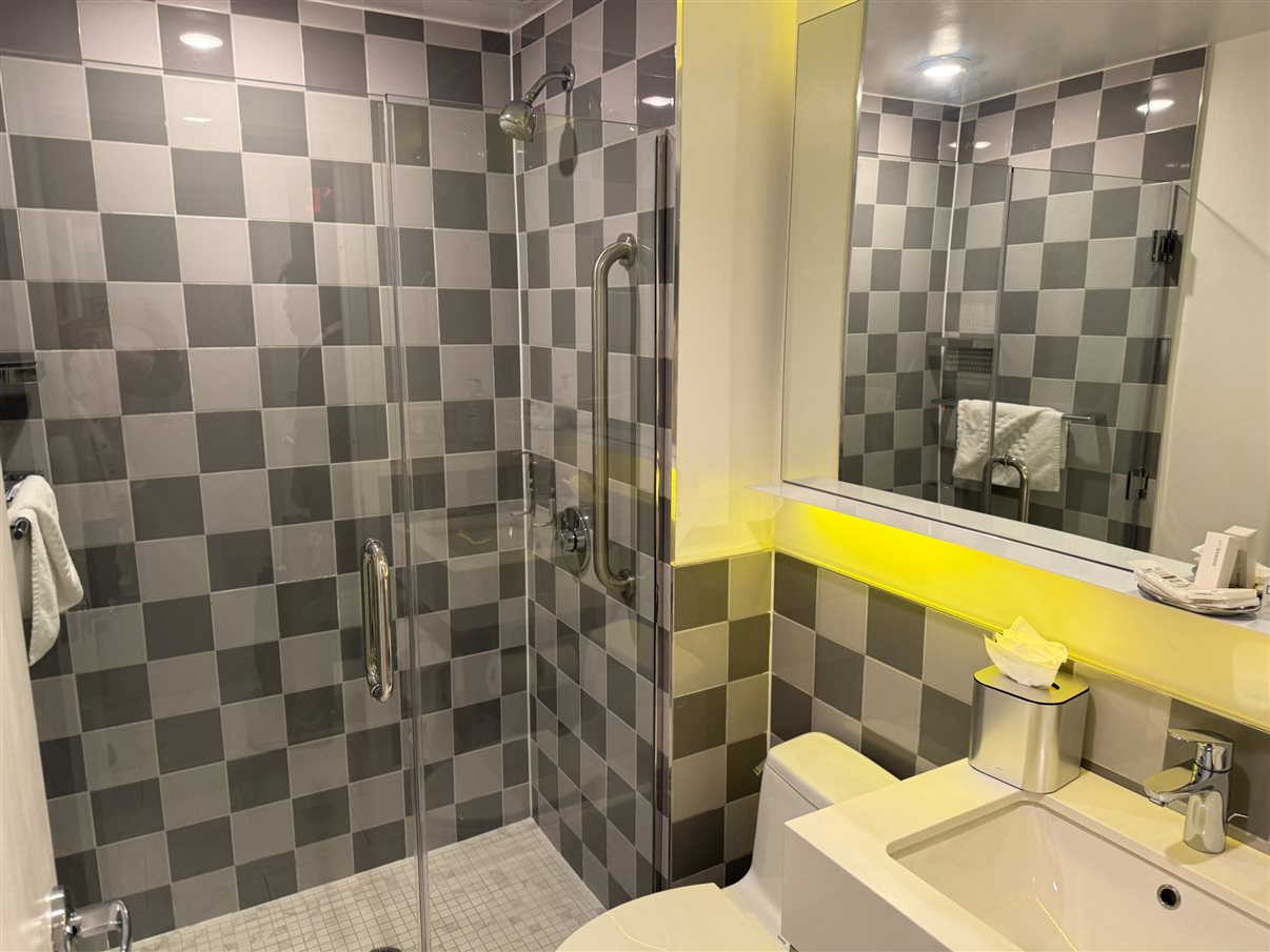 Quarto com duas camas de casal