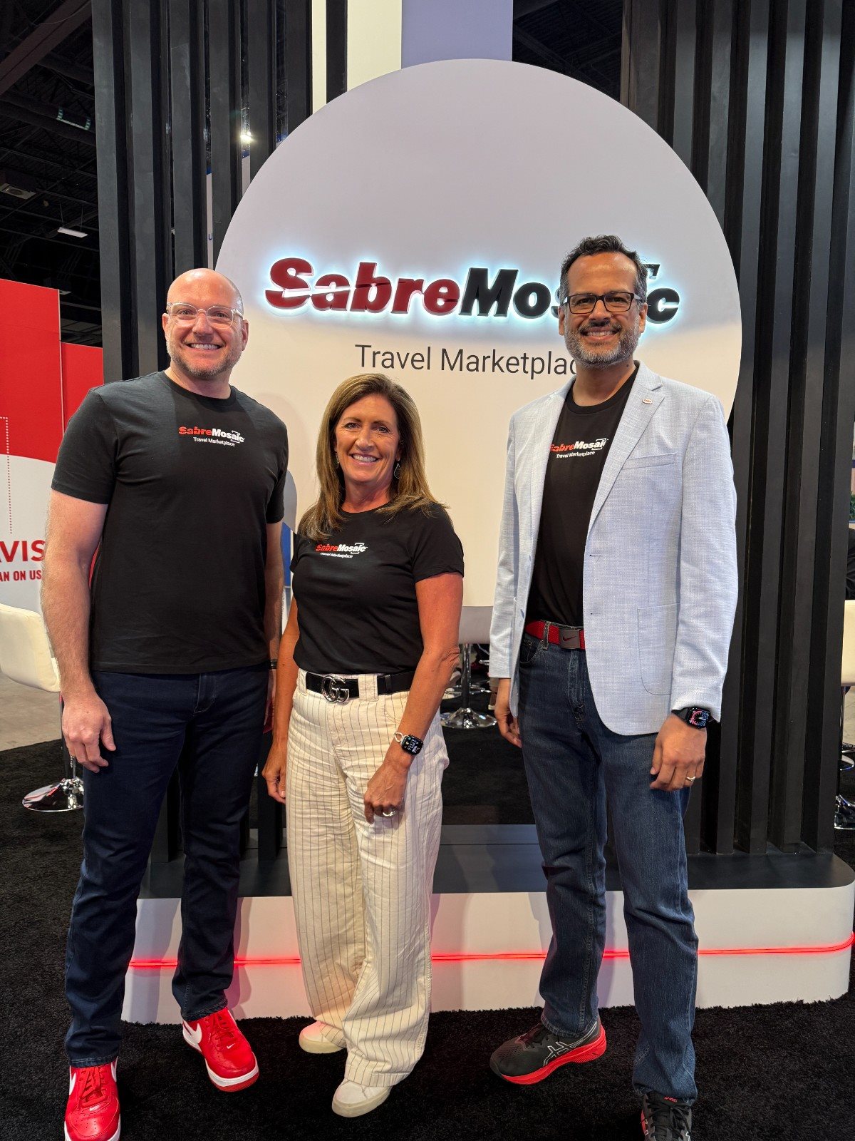Kathy Morgan, Senior Vice President, Product Management do Sabre, entre Andy Finkelstein, SVP, Global Agency Sales & Delivery, e Chinmai Sharma, Global Travel and Hospitality VP