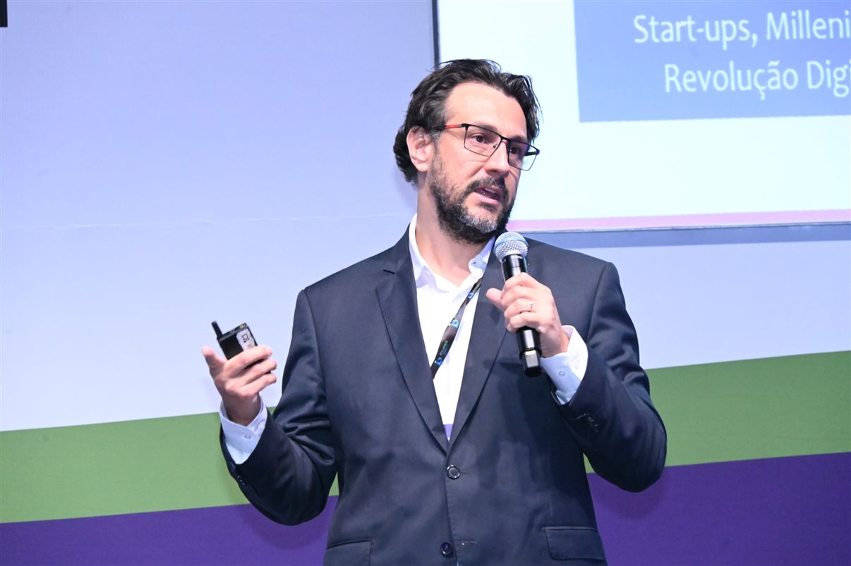 Rodolfo Delphorno, da Omnibees, entre Mariana Oliveira e Leonardo Santos, da Hotelaria Brasil