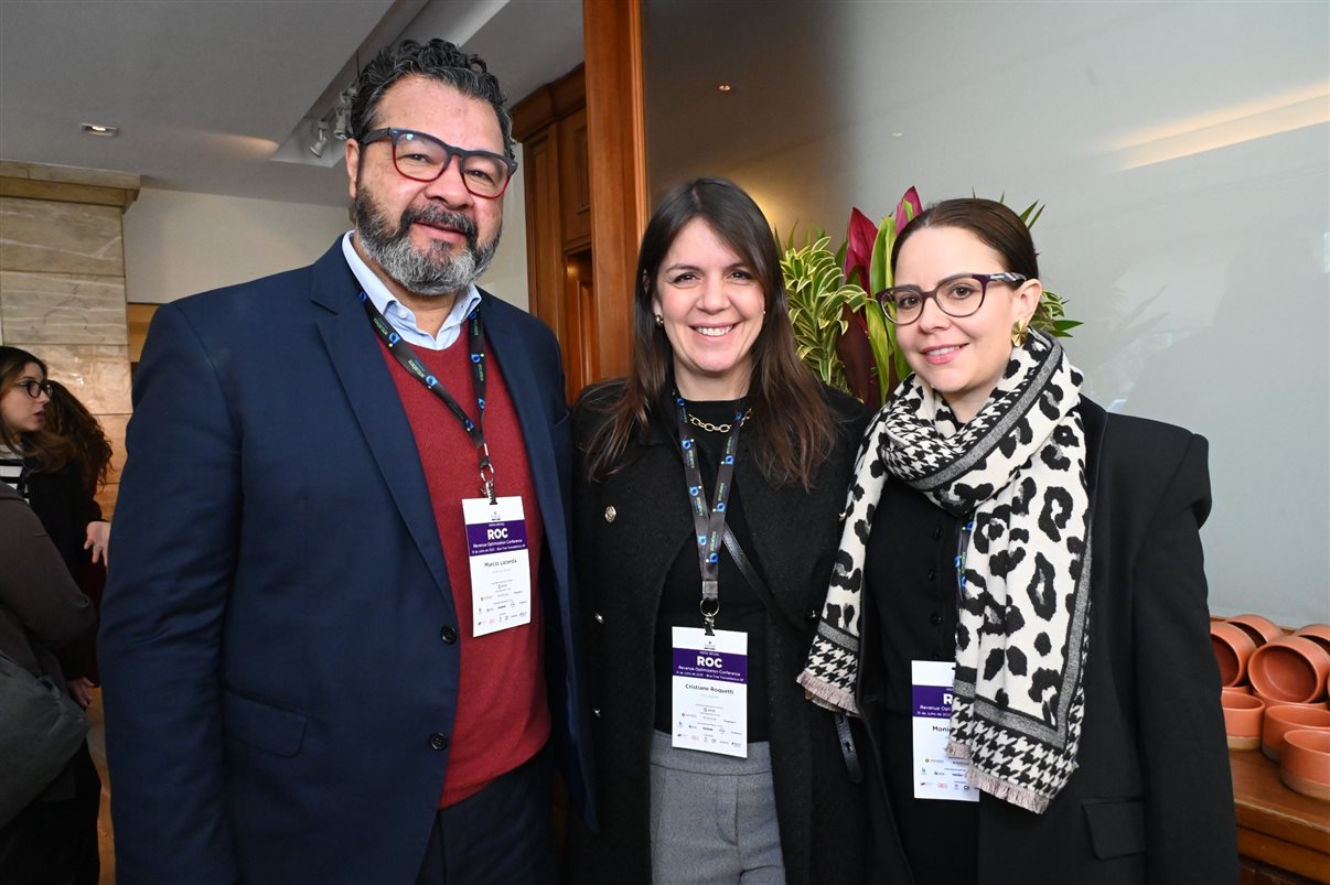 Rodolfo Delphorno, da Omnibees, entre Mariana Oliveira e Leonardo Santos, da Hotelaria Brasil