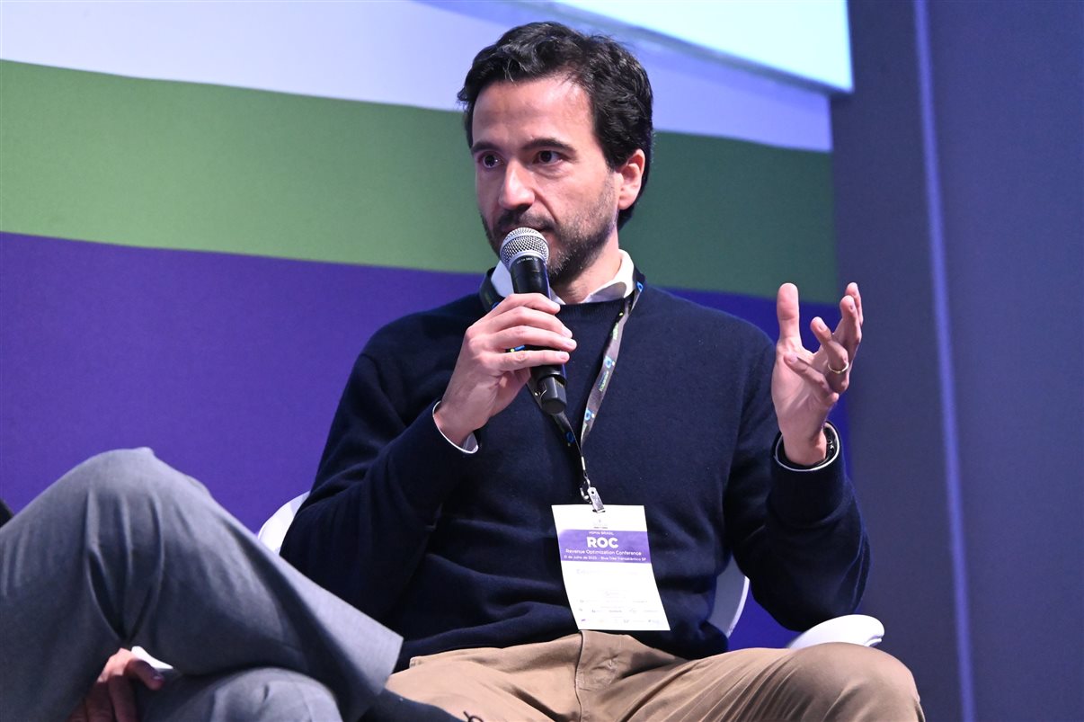 Rodolfo Delphorno, da Omnibees, entre Mariana Oliveira e Leonardo Santos, da Hotelaria Brasil