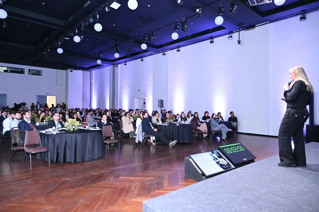 Rodolfo Delphorno, da Omnibees, entre Mariana Oliveira e Leonardo Santos, da Hotelaria Brasil