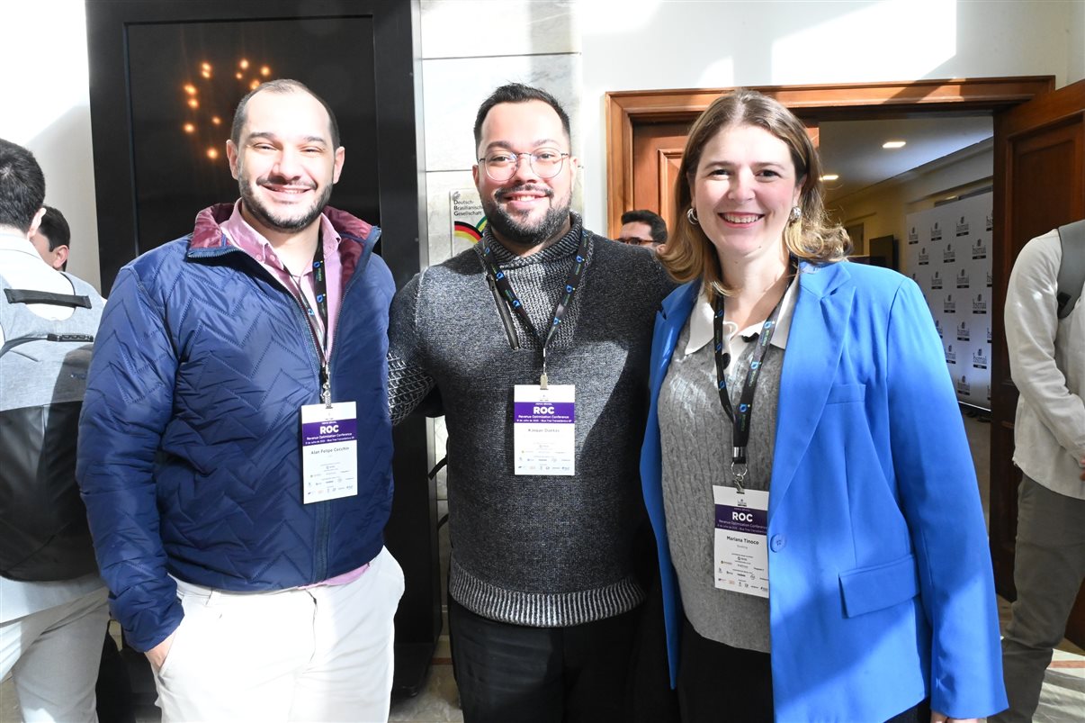 Rodolfo Delphorno, da Omnibees, entre Mariana Oliveira e Leonardo Santos, da Hotelaria Brasil