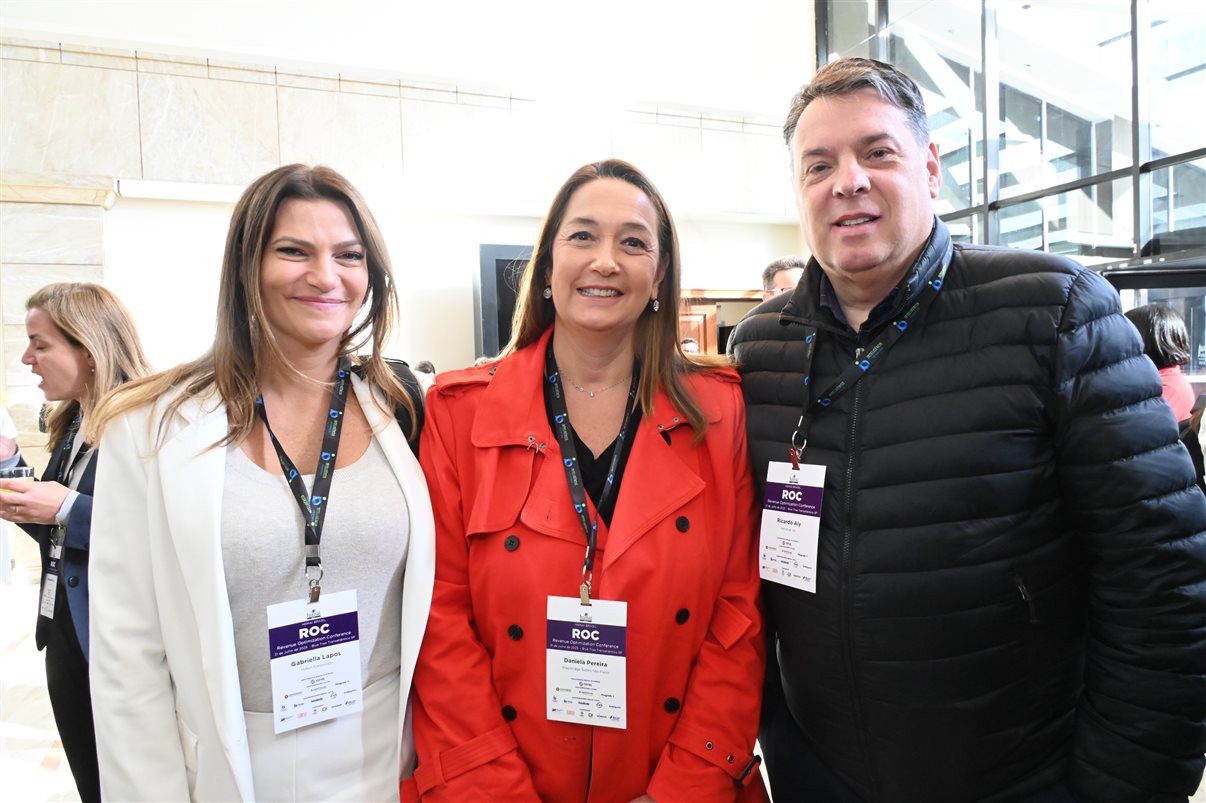 Rodolfo Delphorno, da Omnibees, entre Mariana Oliveira e Leonardo Santos, da Hotelaria Brasil