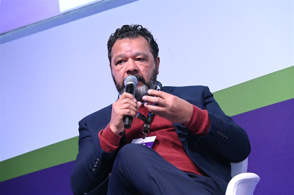 Rodolfo Delphorno, da Omnibees, entre Mariana Oliveira e Leonardo Santos, da Hotelaria Brasil
