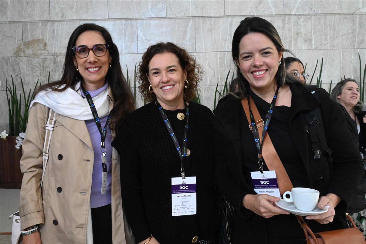 Rodolfo Delphorno, da Omnibees, entre Mariana Oliveira e Leonardo Santos, da Hotelaria Brasil