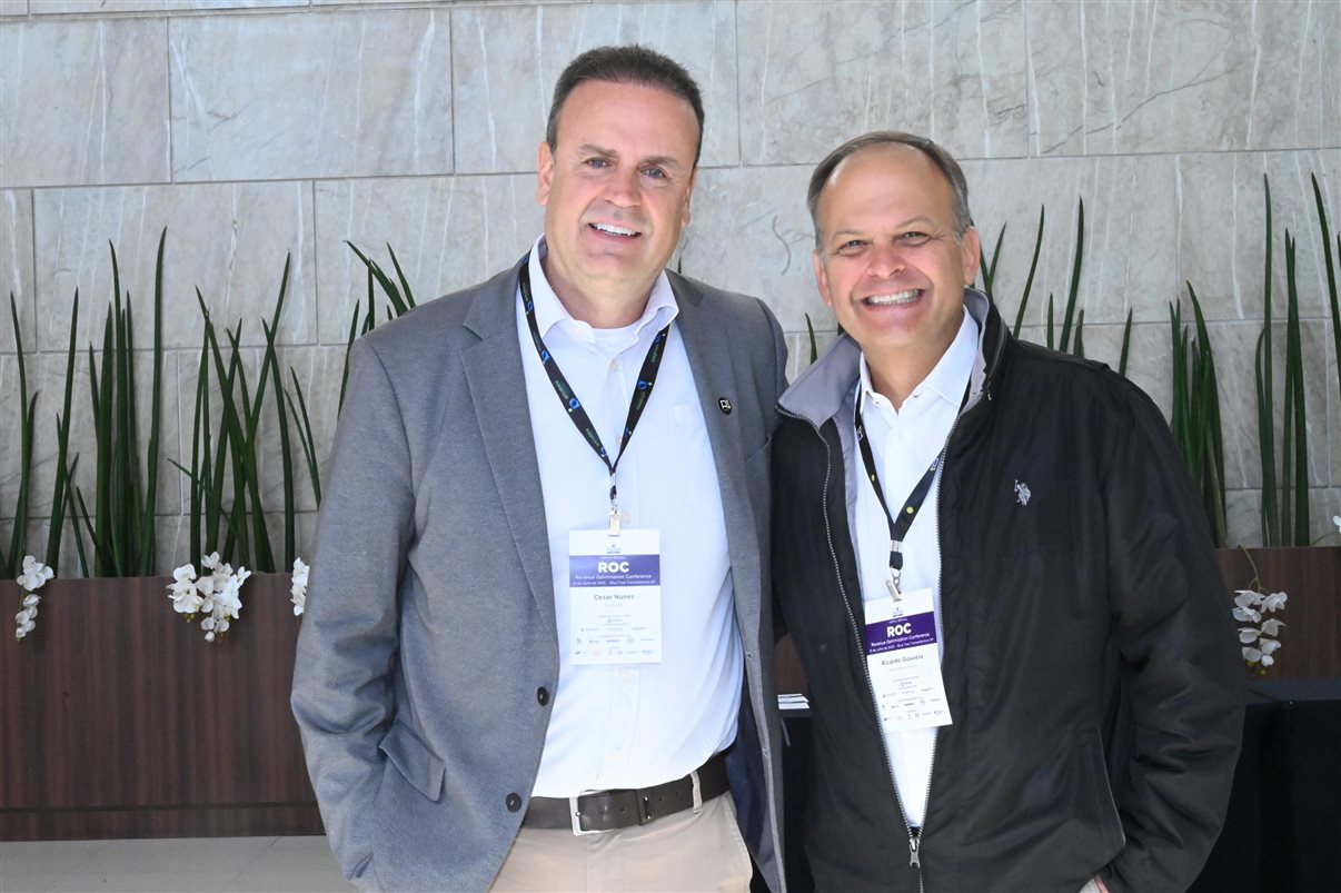 Rodolfo Delphorno, da Omnibees, entre Mariana Oliveira e Leonardo Santos, da Hotelaria Brasil