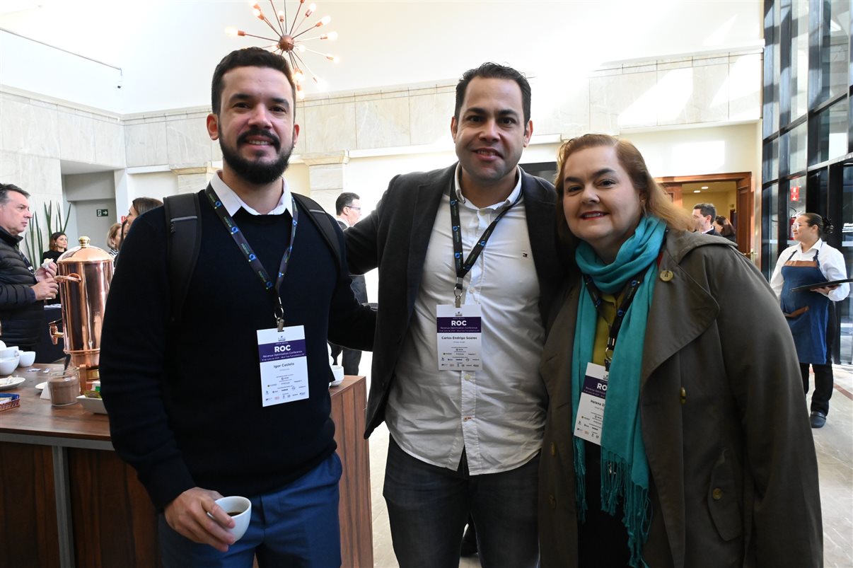 Rodolfo Delphorno, da Omnibees, entre Mariana Oliveira e Leonardo Santos, da Hotelaria Brasil