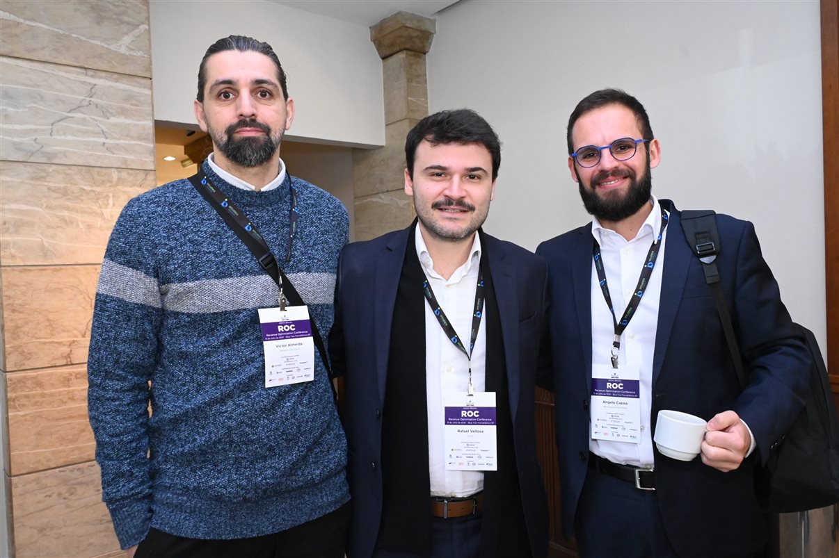 Rodolfo Delphorno, da Omnibees, entre Mariana Oliveira e Leonardo Santos, da Hotelaria Brasil