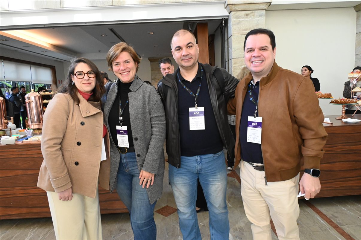 Rodolfo Delphorno, da Omnibees, entre Mariana Oliveira e Leonardo Santos, da Hotelaria Brasil