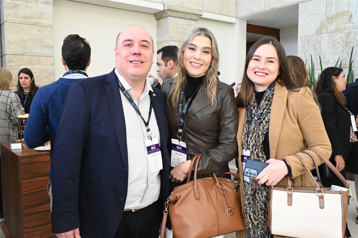 Rodolfo Delphorno, da Omnibees, entre Mariana Oliveira e Leonardo Santos, da Hotelaria Brasil