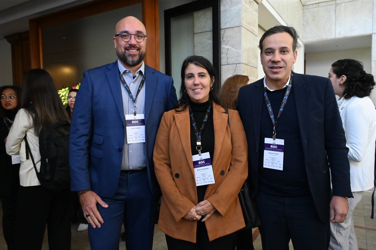 Rodolfo Delphorno, da Omnibees, entre Mariana Oliveira e Leonardo Santos, da Hotelaria Brasil