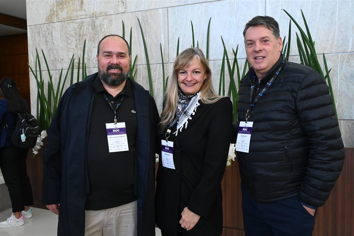 Rodolfo Delphorno, da Omnibees, entre Mariana Oliveira e Leonardo Santos, da Hotelaria Brasil