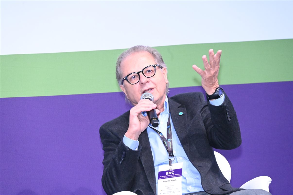 Rodolfo Delphorno, da Omnibees, entre Mariana Oliveira e Leonardo Santos, da Hotelaria Brasil