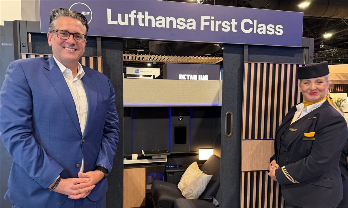 Dirk Janzen, vice-presidente de Vendas para as Américas, com ajuda de uma comissária Lufthansa, mostra a nova suíte da Primeira Classe