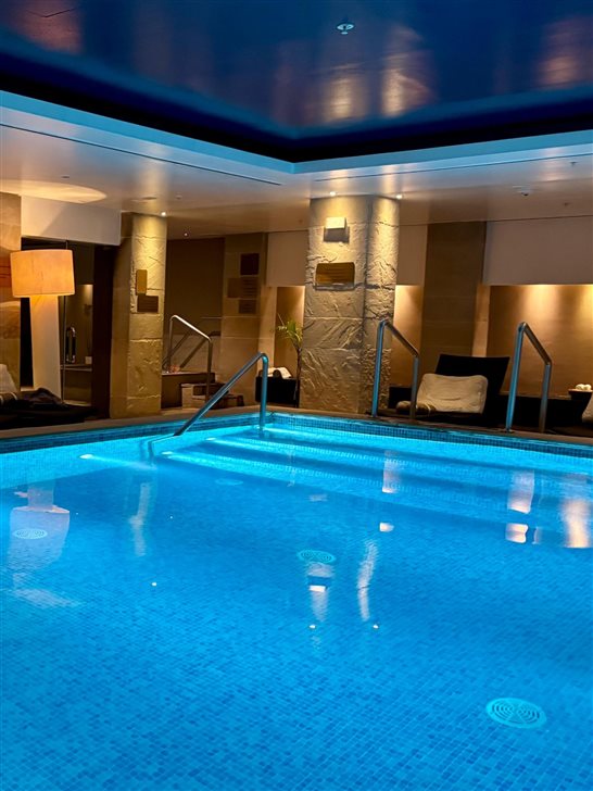 Hotel conta com piscina interna para os dias mais frios