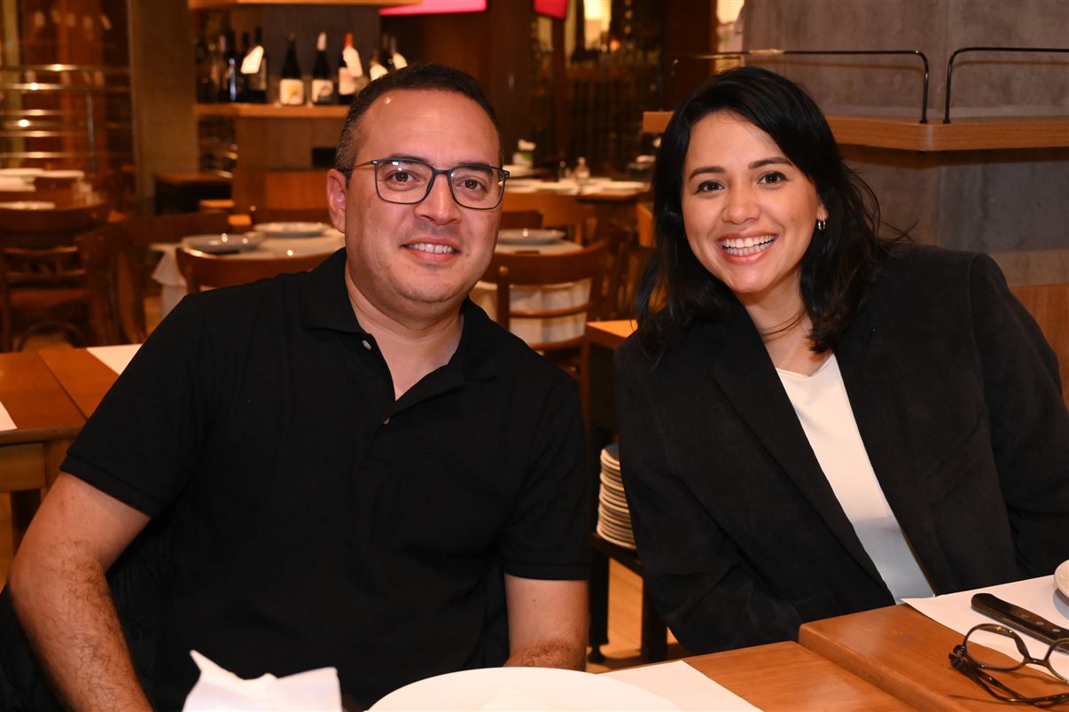 Artur Luiz Andrade, da PANROTAS, entre Hugo Lagares e Maurício Anias, da Visual Turismo