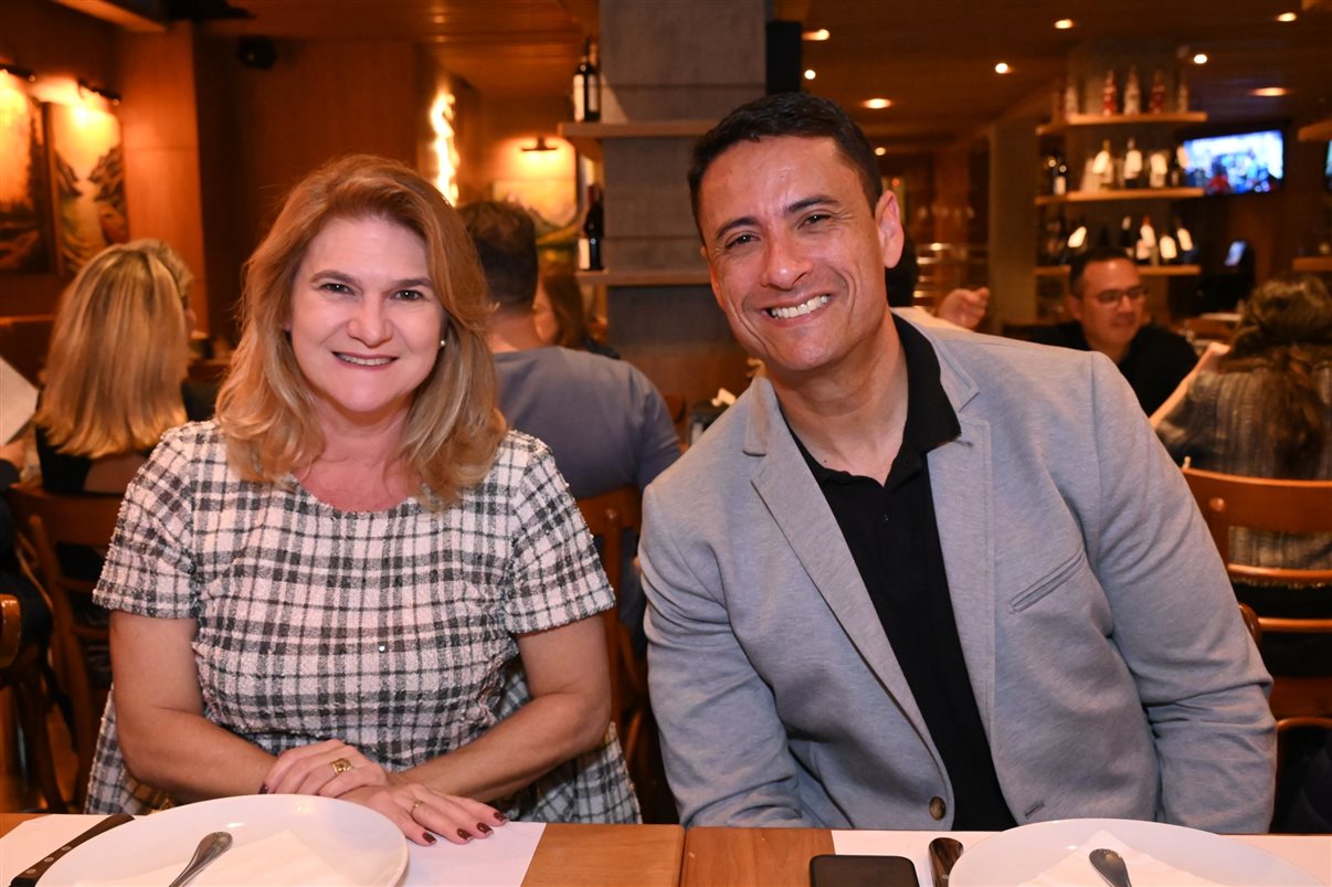 Artur Luiz Andrade, da PANROTAS, entre Hugo Lagares e Maurício Anias, da Visual Turismo
