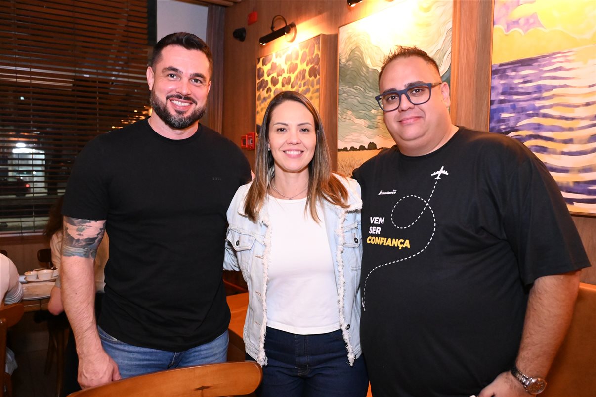 Artur Luiz Andrade, da PANROTAS, entre Hugo Lagares e Maurício Anias, da Visual Turismo