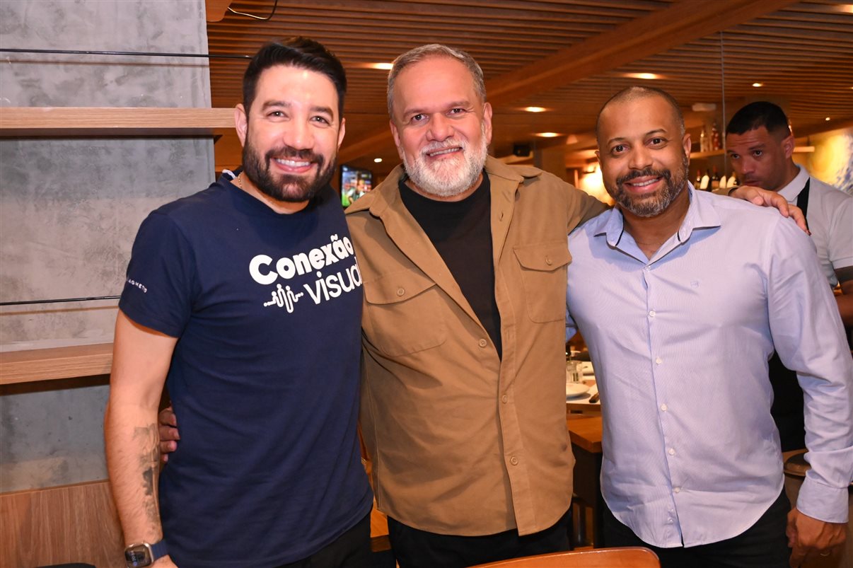 Artur Luiz Andrade, da PANROTAS, entre Hugo Lagares e Maurício Anias, da Visual Turismo
