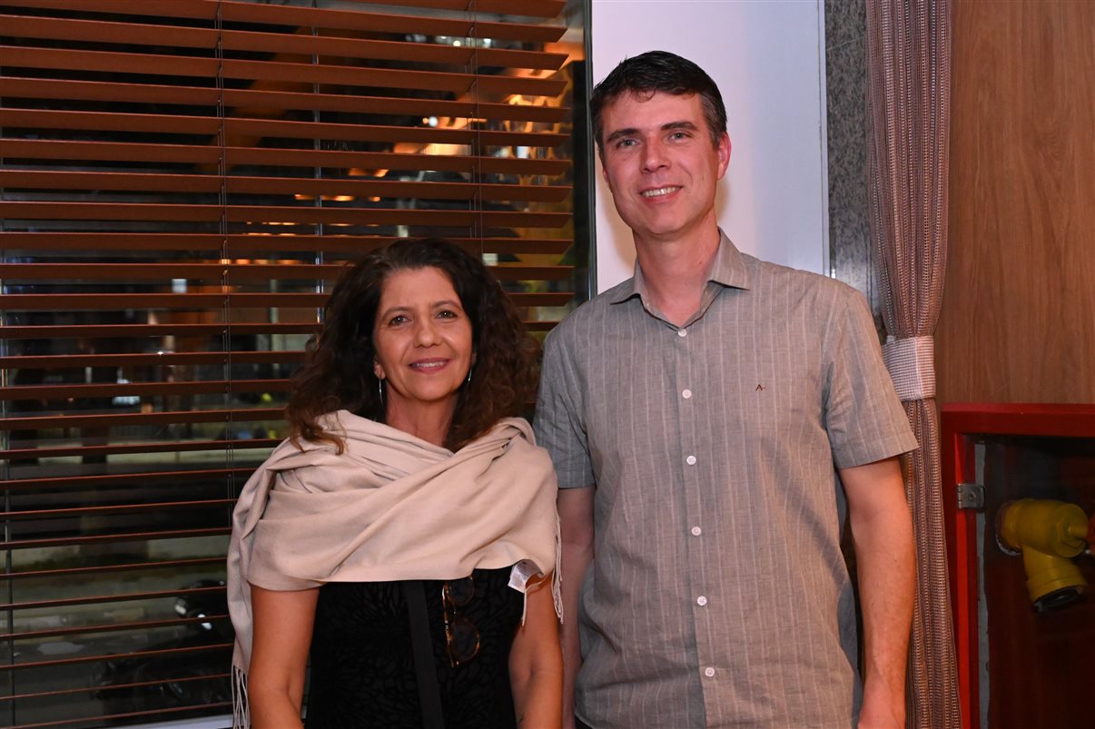 Artur Luiz Andrade, da PANROTAS, entre Hugo Lagares e Maurício Anias, da Visual Turismo