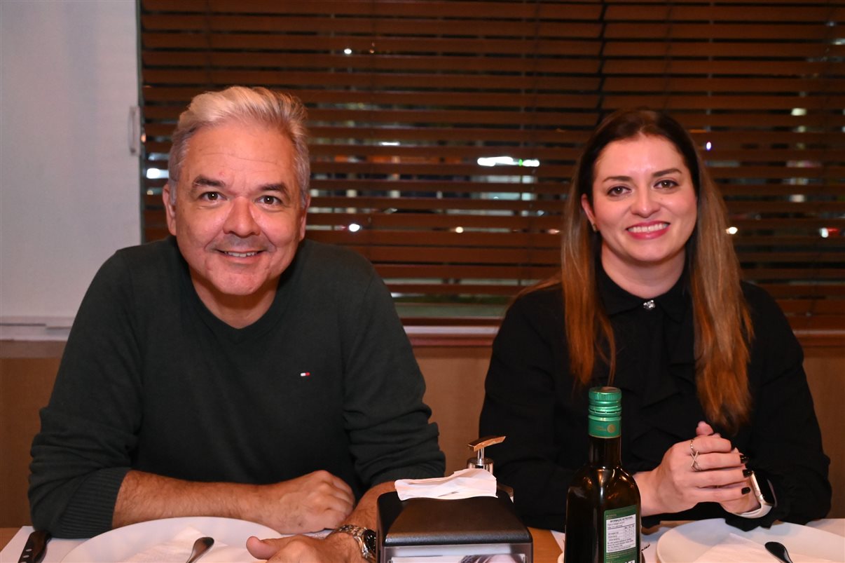 Artur Luiz Andrade, da PANROTAS, entre Hugo Lagares e Maurício Anias, da Visual Turismo