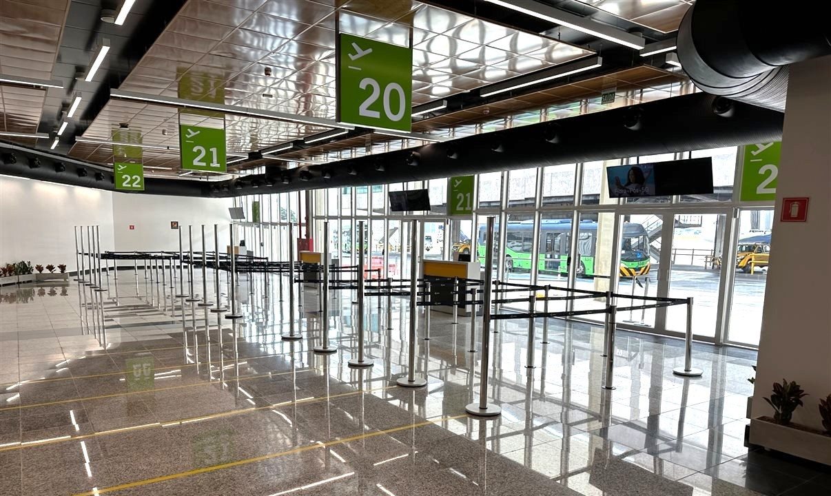 Portões de embarque remoto no Aeroporto de Congonhas. Área por onde passam 15 mil passageiros por dia é submetida a expansão e melhorias