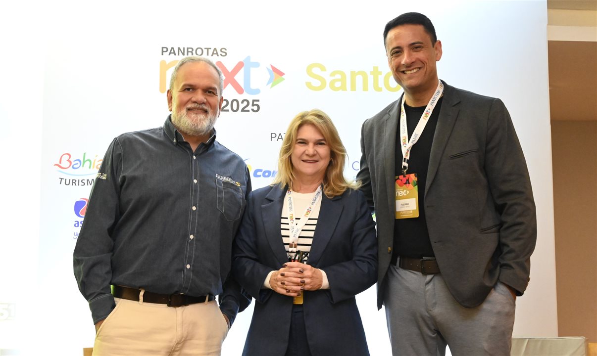 Artur Luiz Andrade, da PANROTAS, Renata Vescovi e Paulo Maia, do Espirito Santo