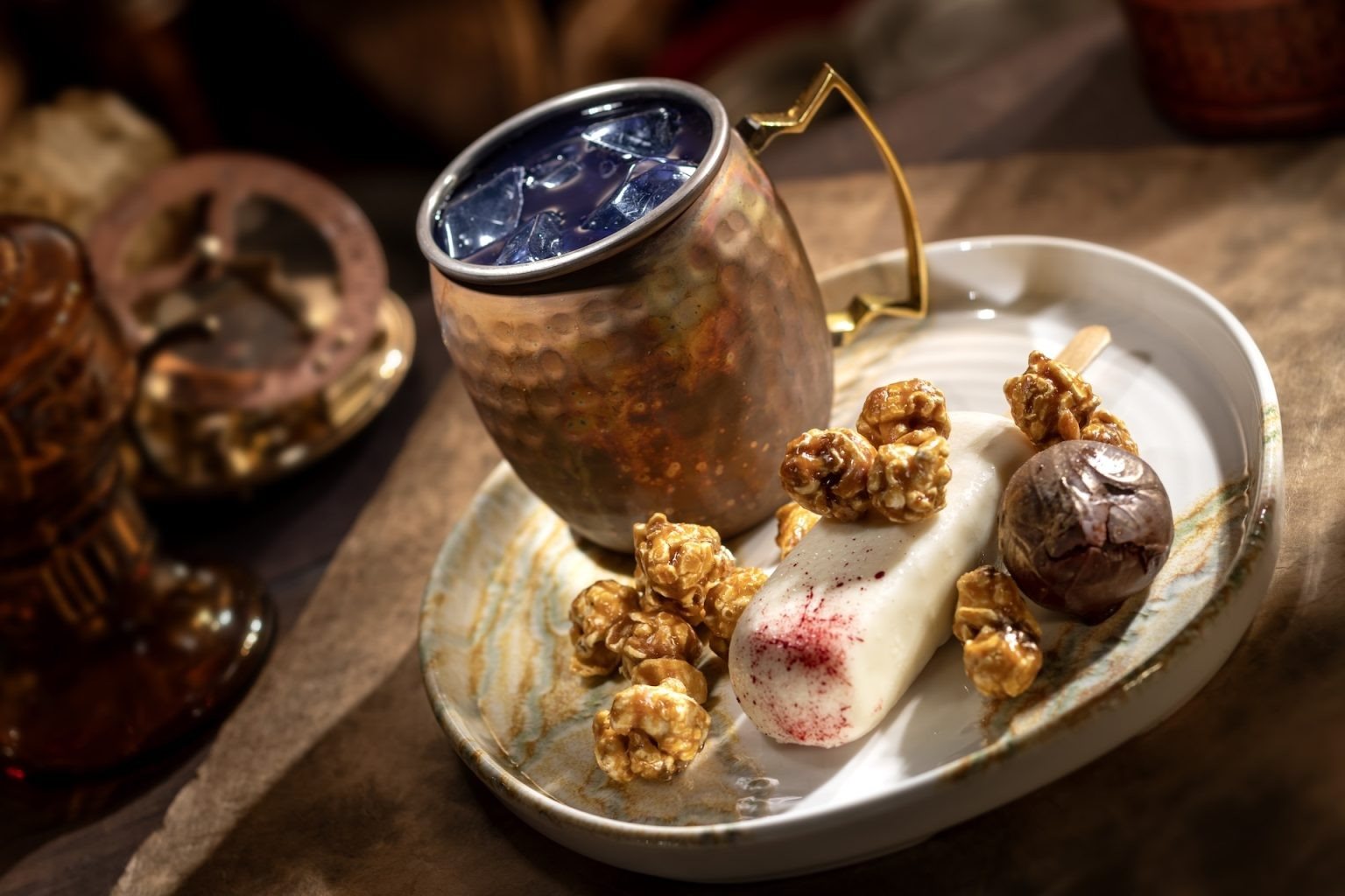 Treasure Trove combina ube, limão e coco com acompanhamentos como pipoca de caramelo dourada e bolo de baunilha.