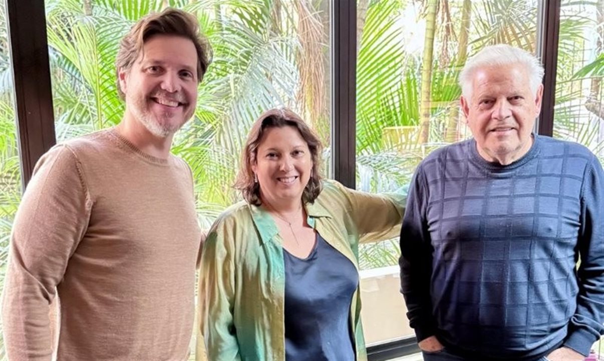 Marco Di Ruzze e Eraldo Palmerini, do Grupo BRT, com a nova diretora da BRT Operadora, Jaqueline Rodrigues