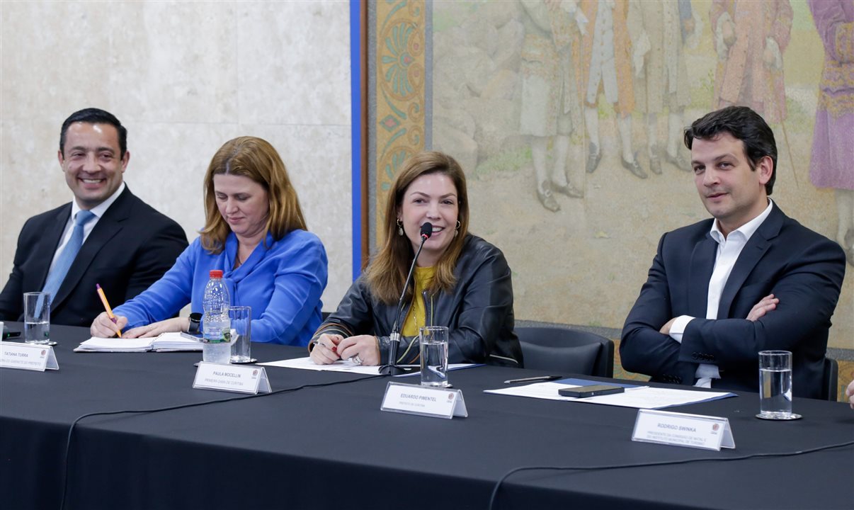 Prefeito Eduardo Pimentel com a primeira-dama Paula Mocellin, e demais secretários municipais