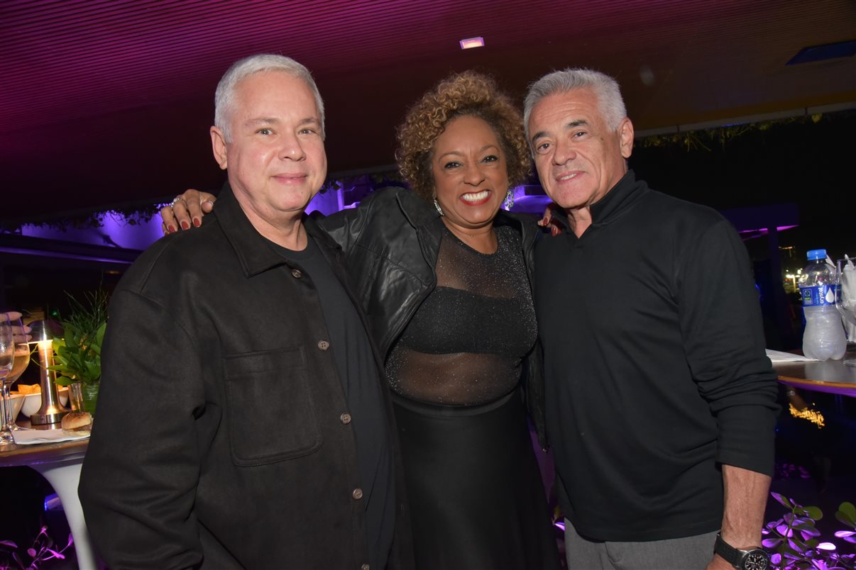 Netto Moreira, do Fairmont, entre Luiz Strauss e Tereza Romeiro, da Promotional Travel