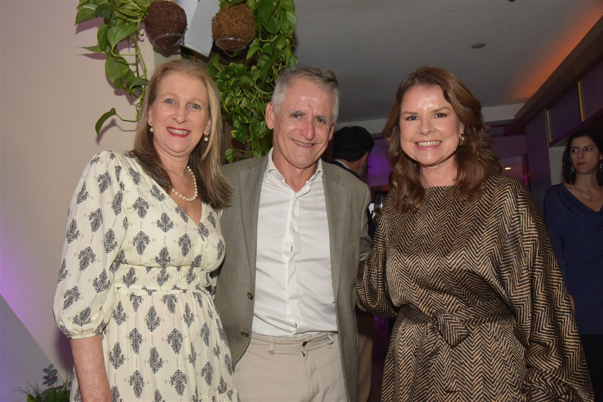 Netto Moreira, do Fairmont, entre Luiz Strauss e Tereza Romeiro, da Promotional Travel