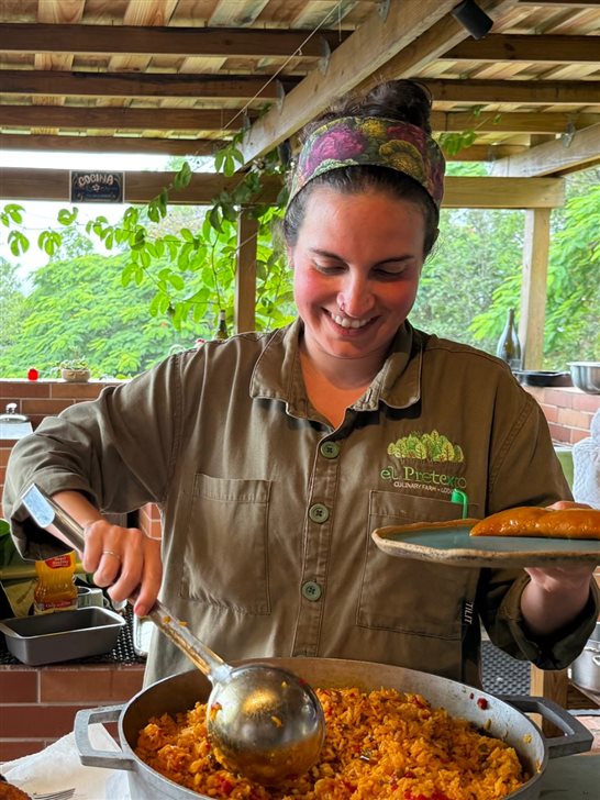 Crystal Diaz, proprietária do El Pretexto Culinary Farm Lodge, durante experiência gastronômica