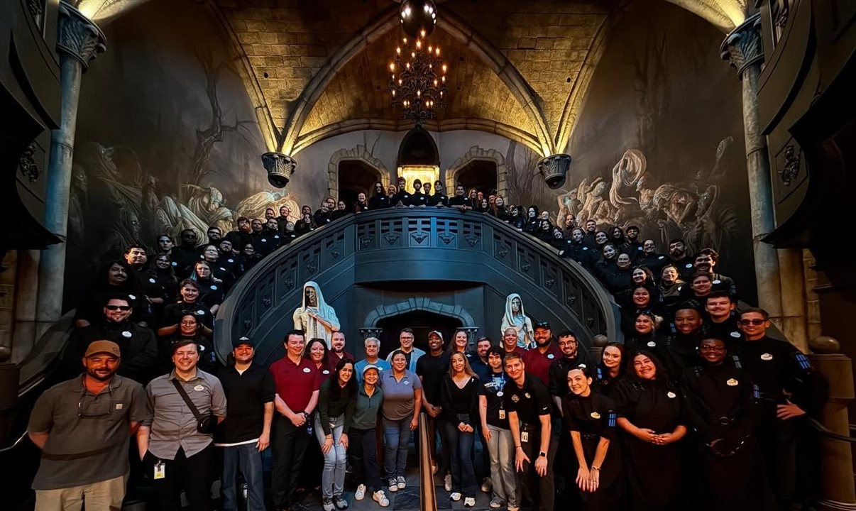 Equipe da atração comemora o marco histórico