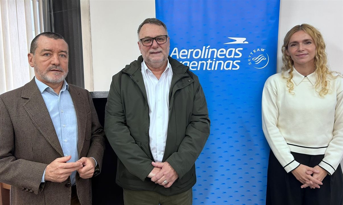Ivan Cadahia e Fernando Lafalce, da Aerolíneas Argentinas, com Verónica Cooke, do Consulado da Argentina