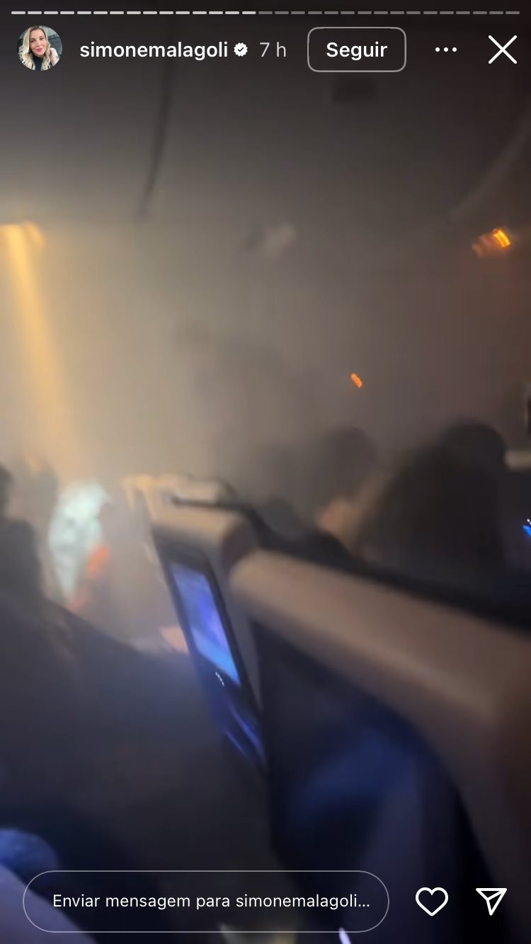 Vídeos registrados por passageiros mostram fumaça se espalhando pela cabine