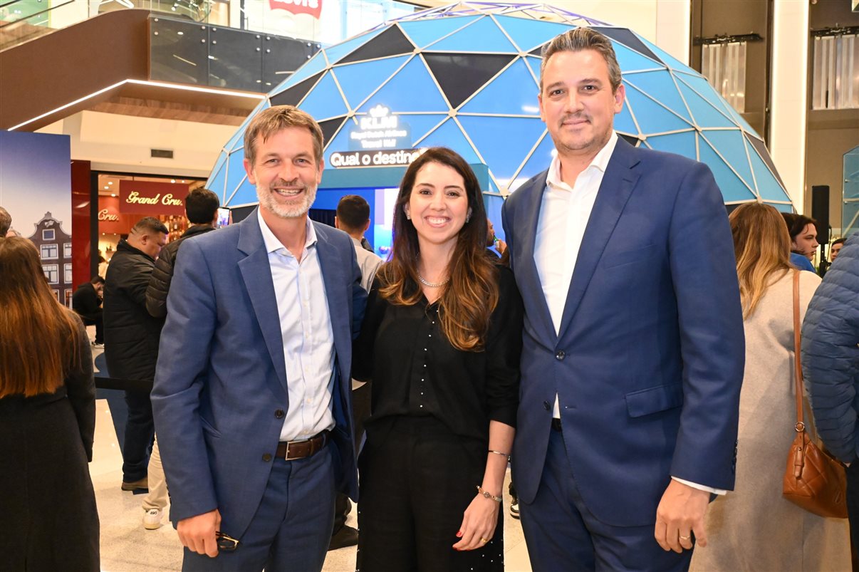 Manuel Flahault, Julia Medeiros e Sylvain Mathias, da Air France-KLM