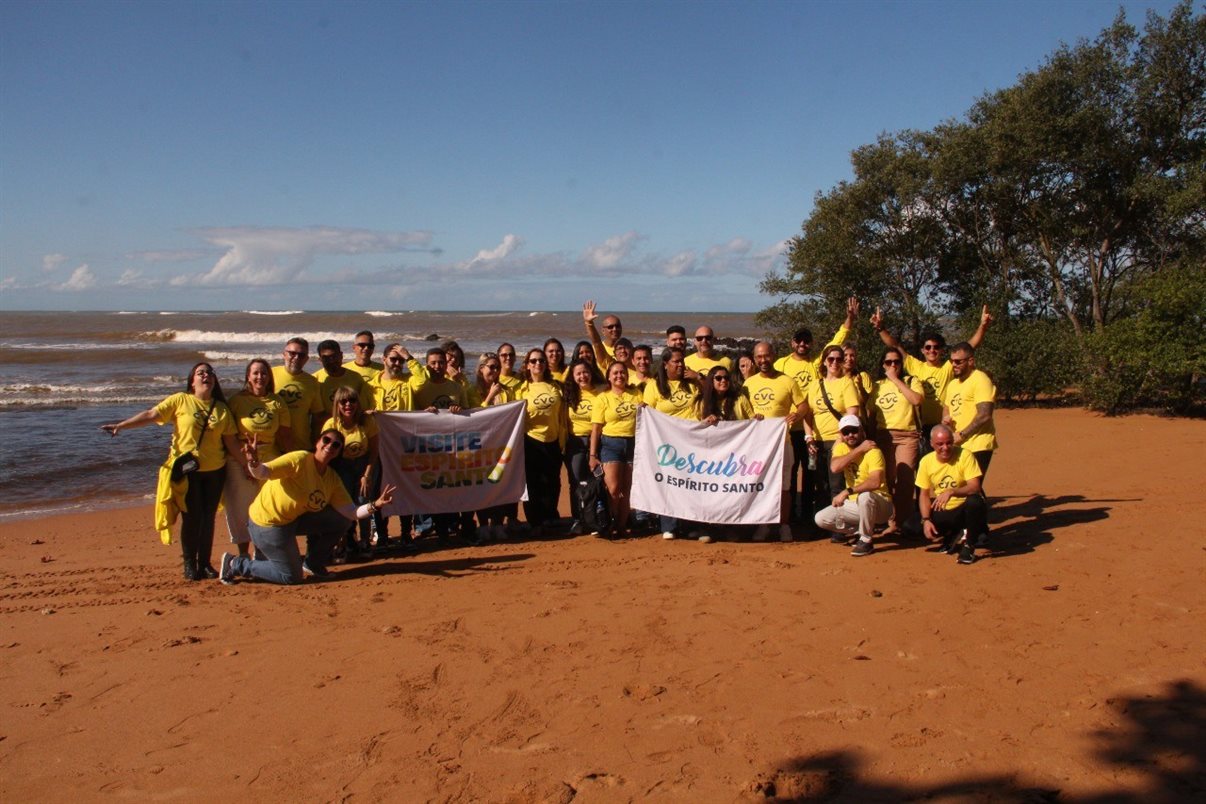 Participantes do evento em praia do Espírito Santo