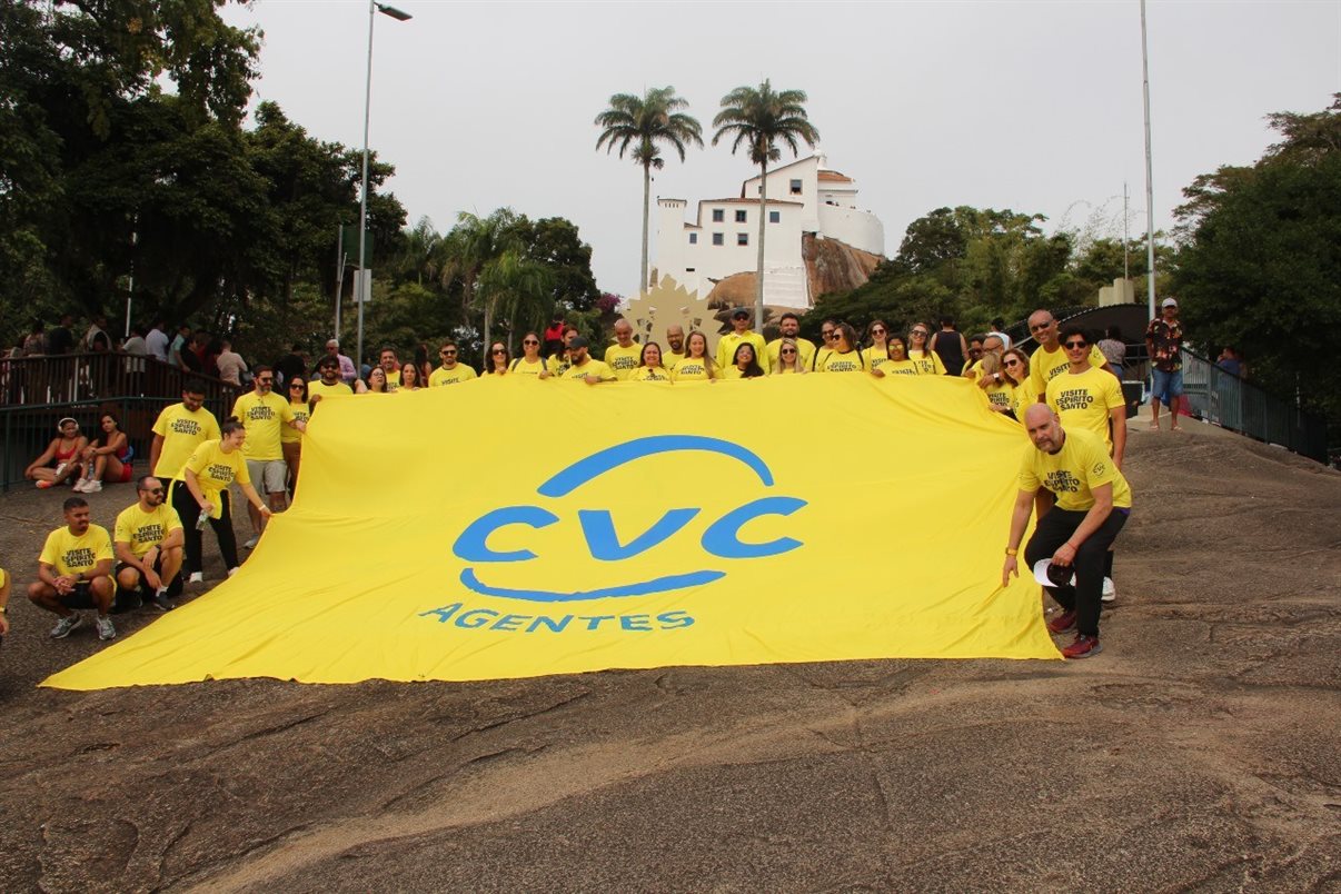 Participantes do evento em praia do Espírito Santo