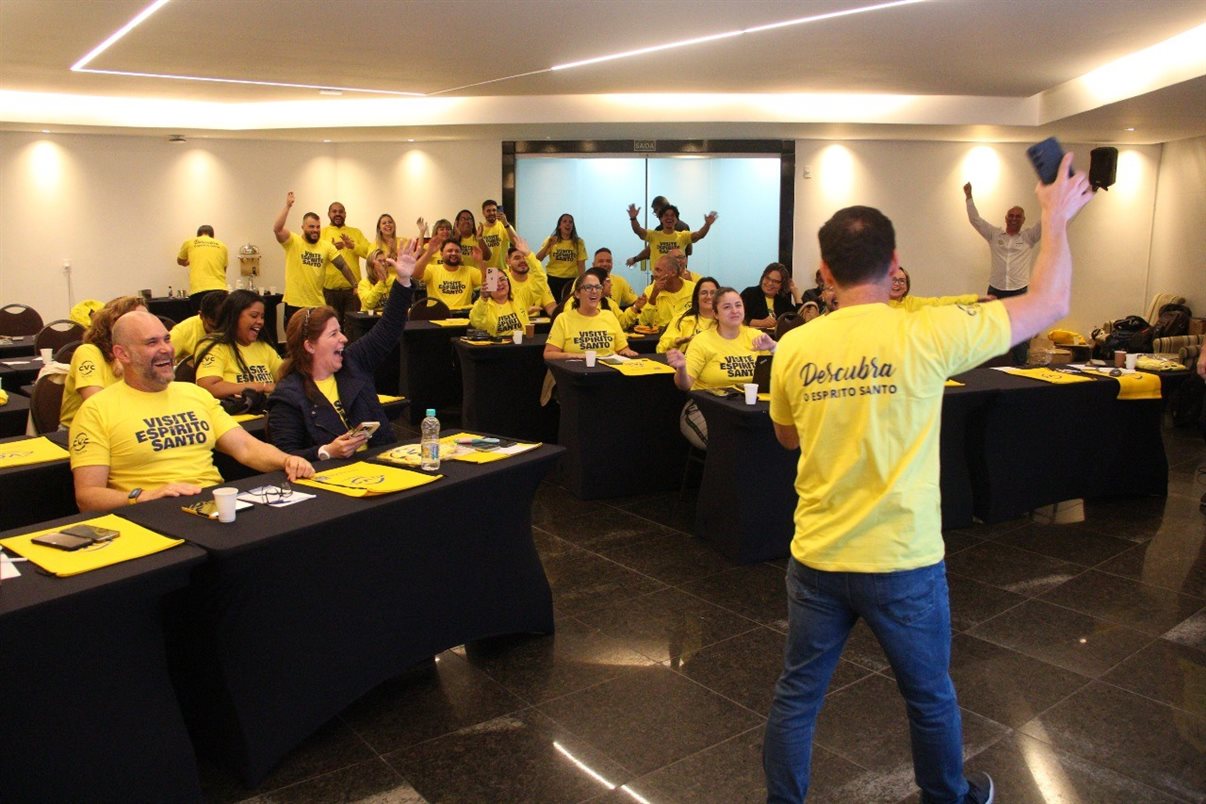 Participantes do evento em praia do Espírito Santo