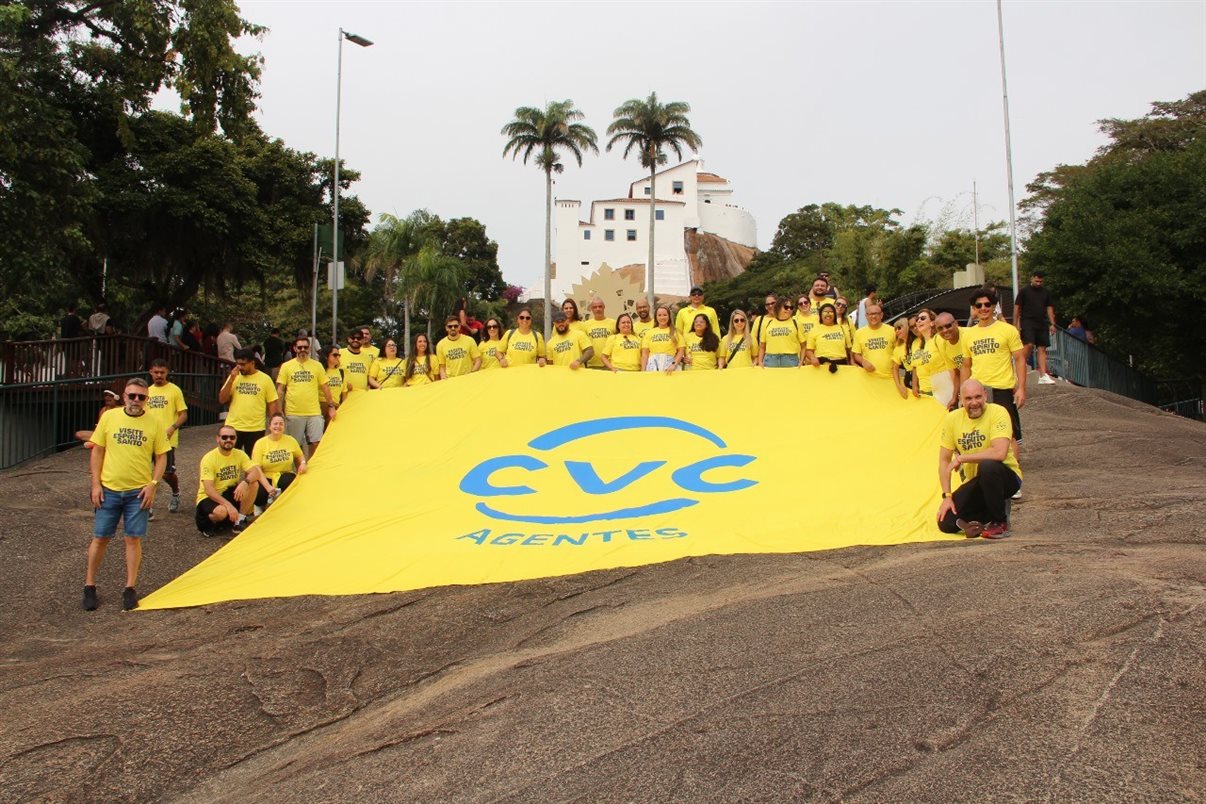 Participantes do evento em praia do Espírito Santo