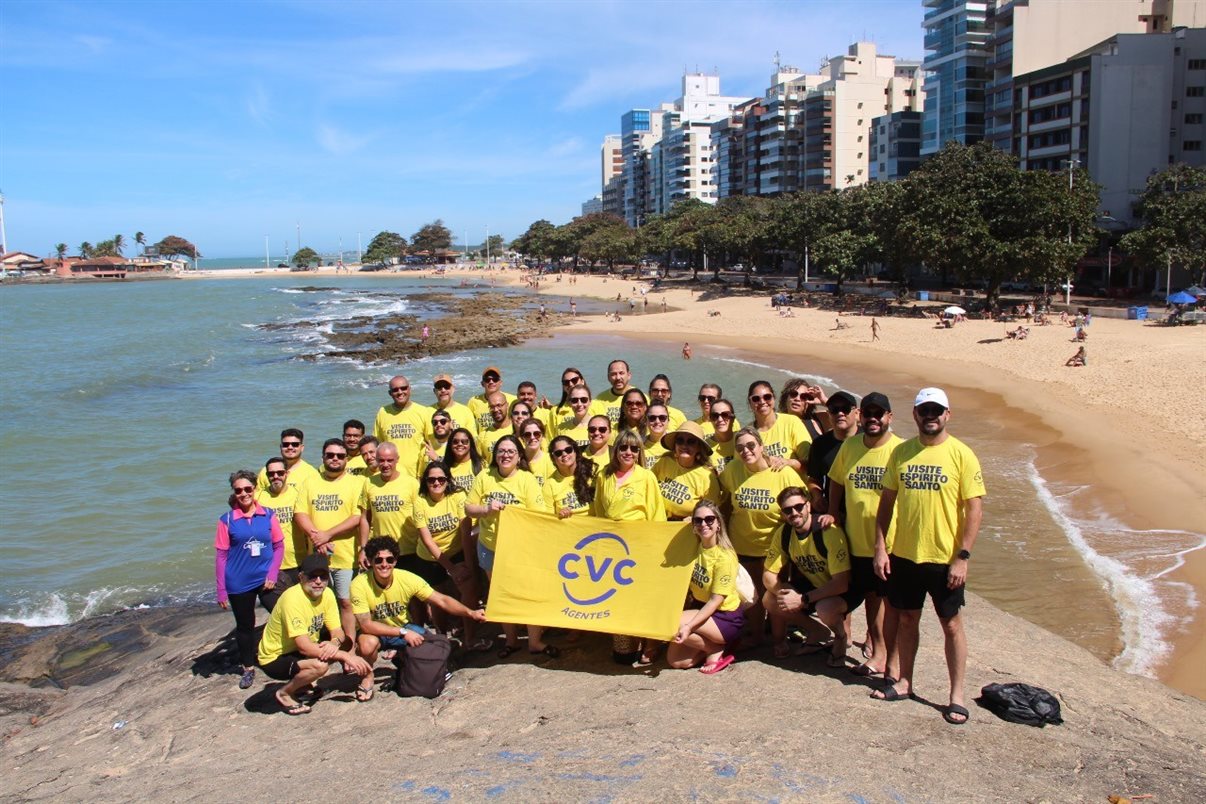 Participantes do evento em praia do Espírito Santo