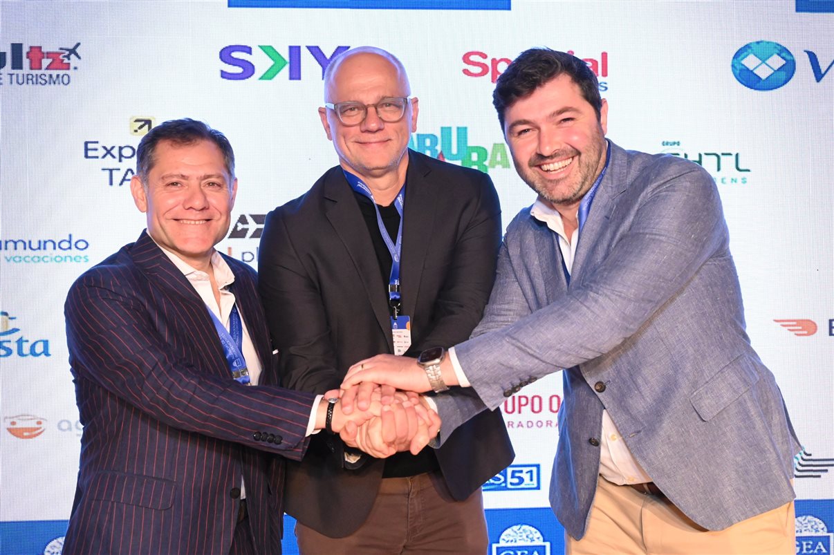 Ricardo Roman, da Interamerican, entre Marcelo Capdevila e Carlos Baptista, do Grupo GEA