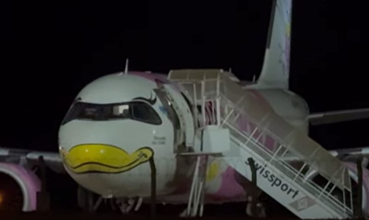 Instantes antes do desembarque dos passageiros do Airbus da Azul que sofreu ameaça de bomba