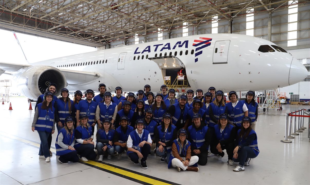 Parceiros comerciais da Latam Brasil conhecem o centro de manutenção da companhia no Aeroporto de Guarulhos