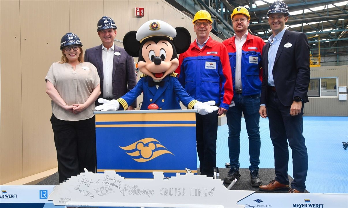 Capitão Mickey esteve presente na cerimônia de corte de aço